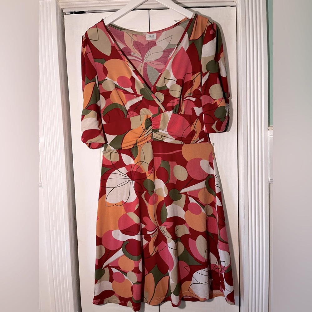 Patterned multi colored dress with long sleeves and a good stretch